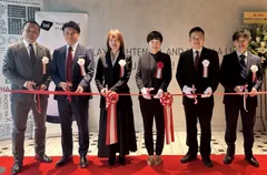 移転セレモニー写真(1)　　写真中央 JAM BASE運営管理　一社）コ・クリエーションジェネレーター 事業統括次長 岡村 由里子様　　　写真中央より右　 BSIジャパン 代表取締役社長 漆原 将樹　BSIジャパン 大阪支店営業チーム一同