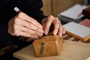 職人が心を込めて彫刻