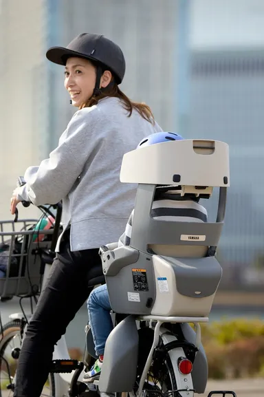 親のヘルメット試着風景