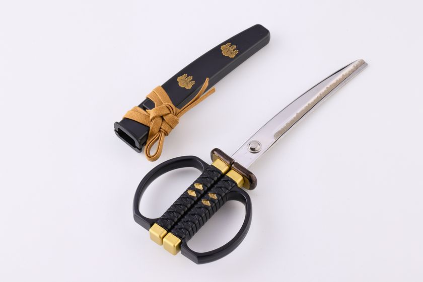 豊臣秀長になりきって一刀両断！
刃物の町岐阜県関市から
秀長の愛刀をイメージしたハサミを1月14日に発売！