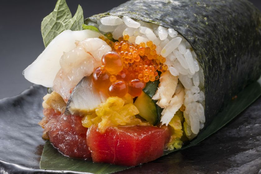 板前寿司、2026年節分に向け
超豪華12種類の具材を詰め込んだ「海鮮江戸前恵方巻」を
2月1日(日)~2月3日(火)の3日間限定で発売