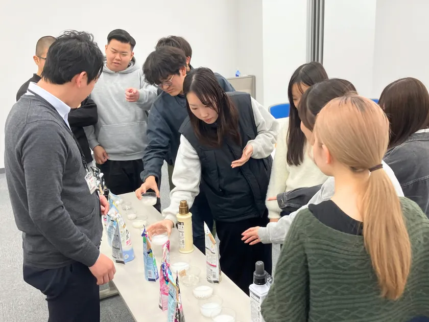 香りを検討する学生たち