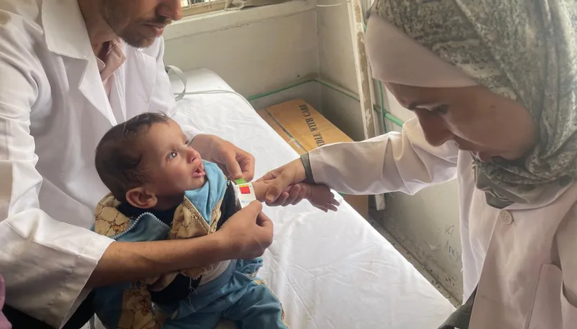 ガザ診療所で栄養状態を検査