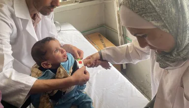 ガザ診療所で栄養状態を検査