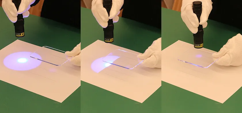 ブラックライトのUTSURANDES(TM)のアクリル板に照射