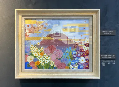 上半分を一般的なアクリル板、下半分をモスアイ型低反射アクリル板で映り込み比較