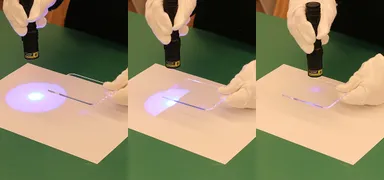 ブラックライトのUTSURANDES(TM)のアクリル板に照射