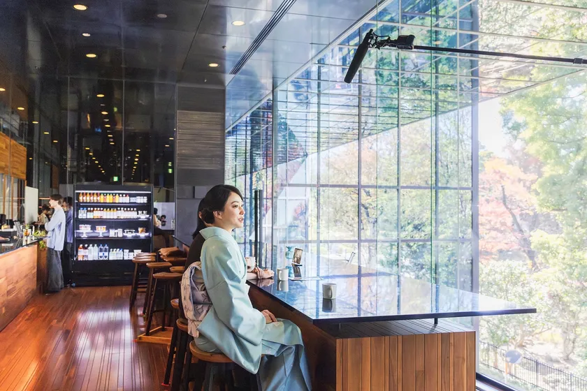 都内のカフェで行われた撮影のひとコマ。