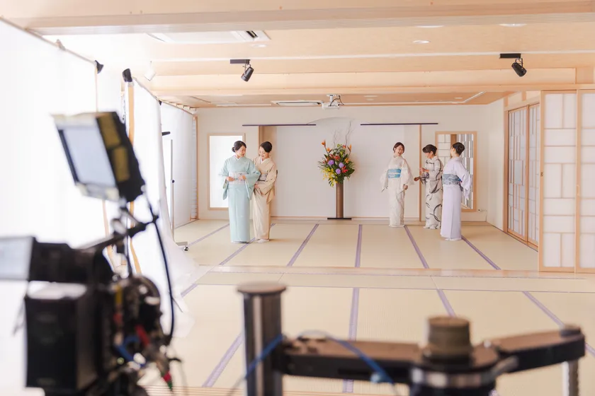 教室のシーンには、日本和装の講師や卒業生も出演。