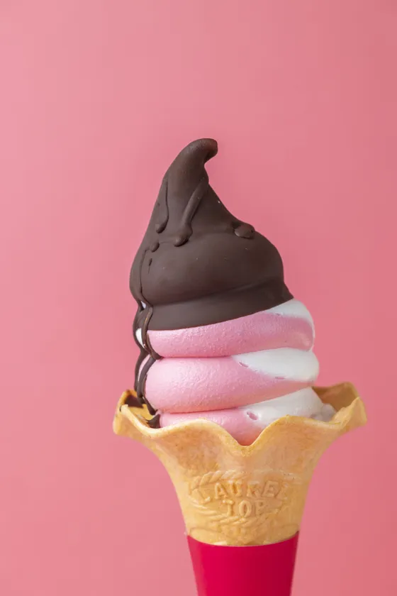 いちごミルクソフトにパリパリチョコソース