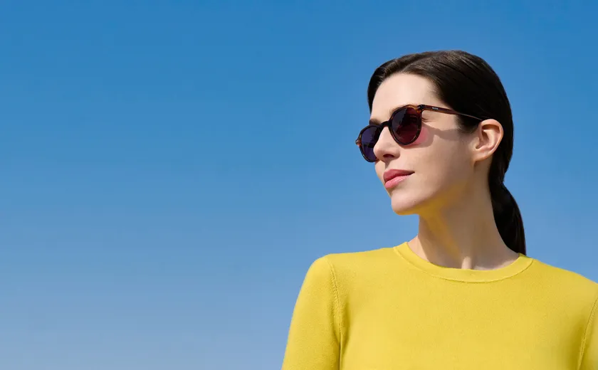 バーガンディレンズをかけている女性