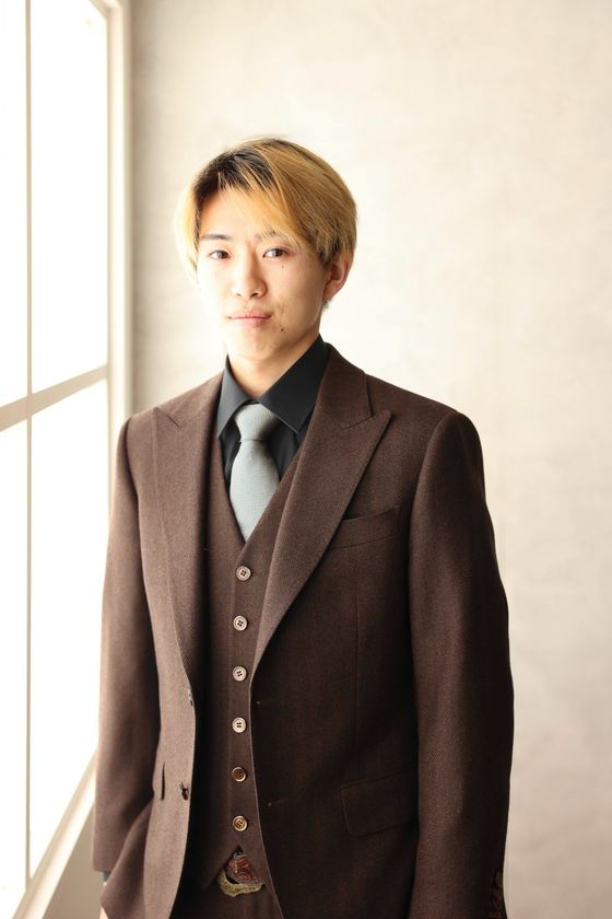 「男の成人式は、ただの儀礼」なのか？
世間の冷めたデータを覆し、
自腹でオーダースーツを仕立てたある若者の事例を公開