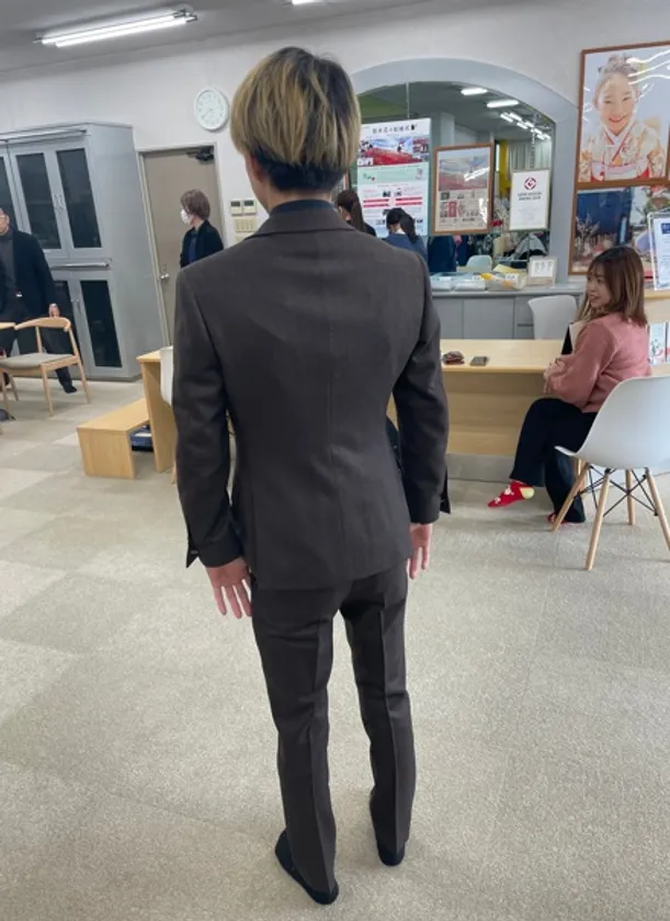 成人式は親子で選ぶ様子