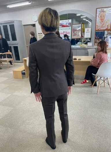 成人式は親子で選ぶ様子