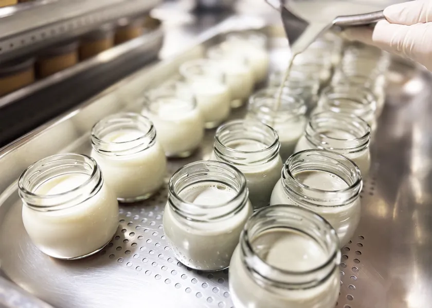 丁寧に裏ごしされた生地を1つ1つ注いでいます