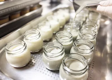 丁寧に裏ごしされた生地を1つ1つ注いでいます