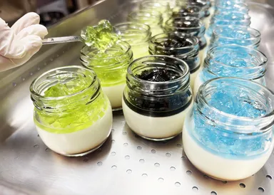 アルプスを模したジュレを1つ1つ乗せています