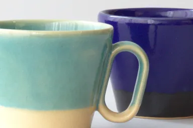 白薩摩と黒薩摩を下地に、釉薬の美しい表情が映えるバイカラーが特徴。