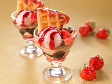 いちごとチョコのワッフルパフェ