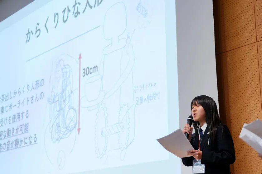 探究の成果をプレゼンテーションする生徒の様子