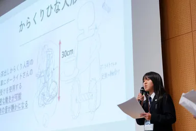 探究の成果をプレゼンテーションする生徒の様子