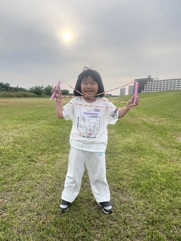 はじめてジャンプ 笑顔の女の子