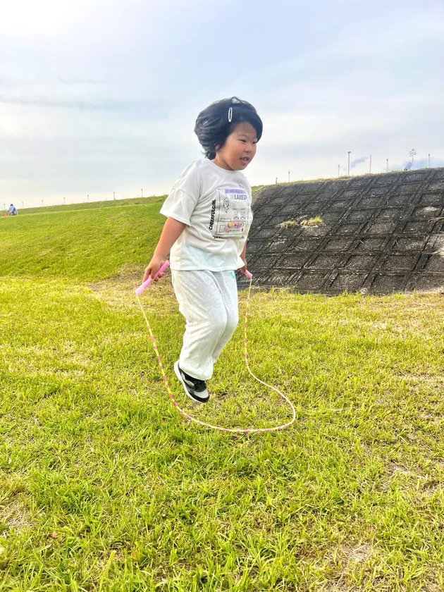 はじめてジャンプ 跳ぶ女の子