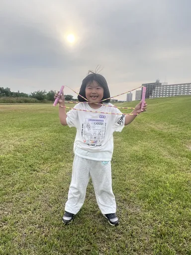 はじめてジャンプ　笑顔の女の子