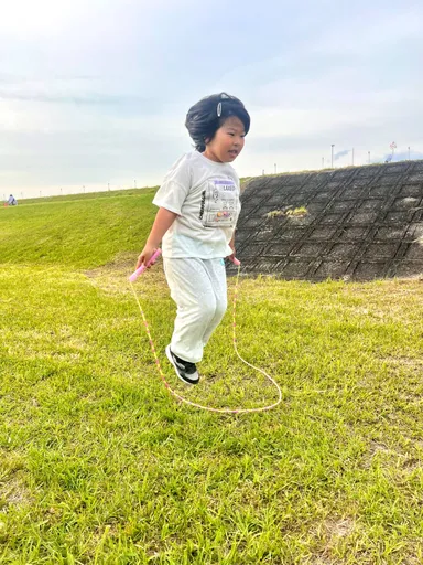 はじめてジャンプ　跳ぶ女の子