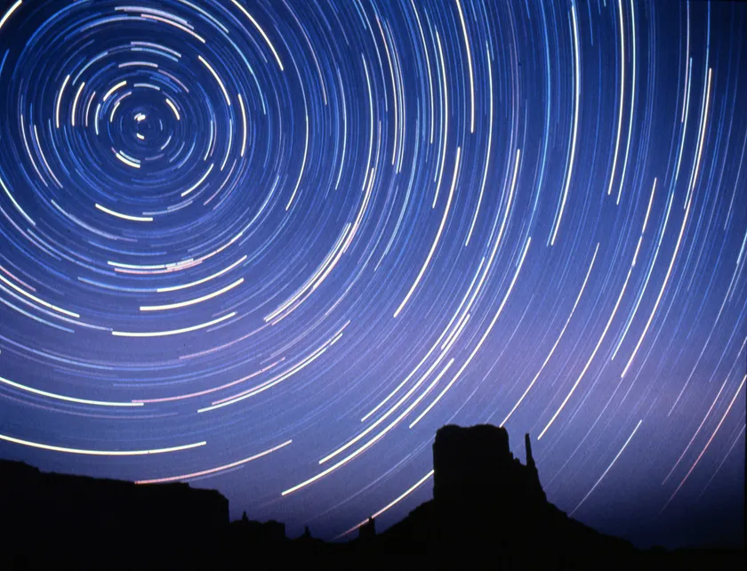 (Photo_12)　モニュメント・バレーに昇る大熊座　(アメリカ合衆国)　撮影年不明　撮影：片平孝