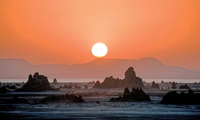 (Photo_04) 夕日のアッベ湖に立ち上がる石灰の塔のシルエット (ジブチ/エチオピア) 2011年 撮影:片平孝