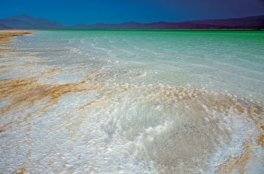(Photo_05) 海になろうとする塩の湖・アッサル湖の渚 (ジブチ) 2011年 撮影:片平孝
