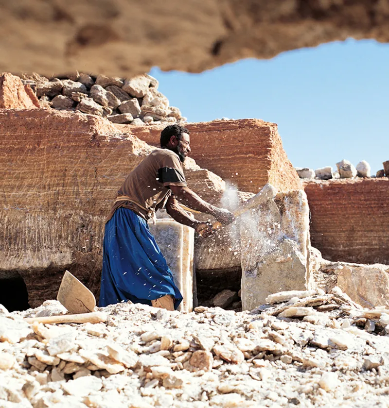 (Photo_06)　タウデニの岩塩を切り出し整形する　(マリ)　2003年　撮影：片平孝