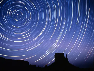 (Photo_12)　モニュメント・バレーに昇る大熊座　(アメリカ合衆国)　撮影年不明　撮影：片平孝