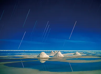 (Photo_16)　月夜のウユニ湖に沈むオリオン座　(ボリビア)　1986年　撮影：片平孝