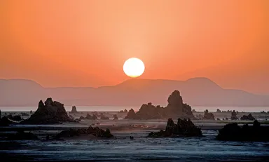 (Photo_04)　夕日のアッベ湖に立ち上がる石灰の塔のシルエット　(ジブチ／エチオピア)　2011年　撮影：片平孝