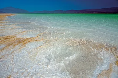 (Photo_05)　海になろうとする塩の湖・アッサル湖の渚　(ジブチ)　2011年　撮影：片平孝