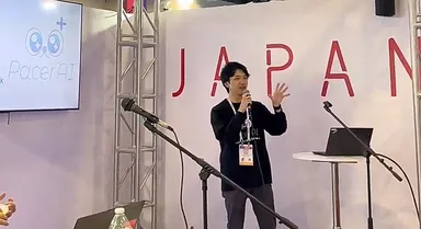 2年目社員による英語でのプレゼンテーションの様子