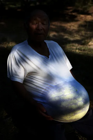 志賀理江子作品　「肉は肉、魚は魚」　2009年