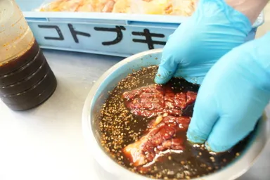 手作業での漬け込み