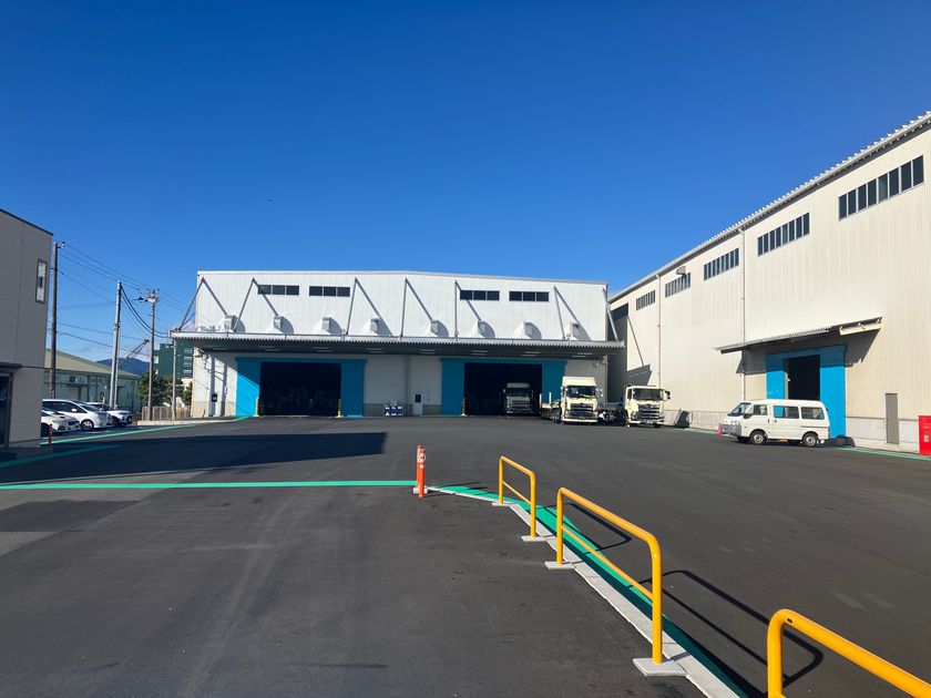 静岡県富士市・田子の浦港の鋼材向け倉庫の建て替えを完了　
無人搬送車(AGV)導入のほか　
大型トレーラー転回スペース拡大で安全面も向上