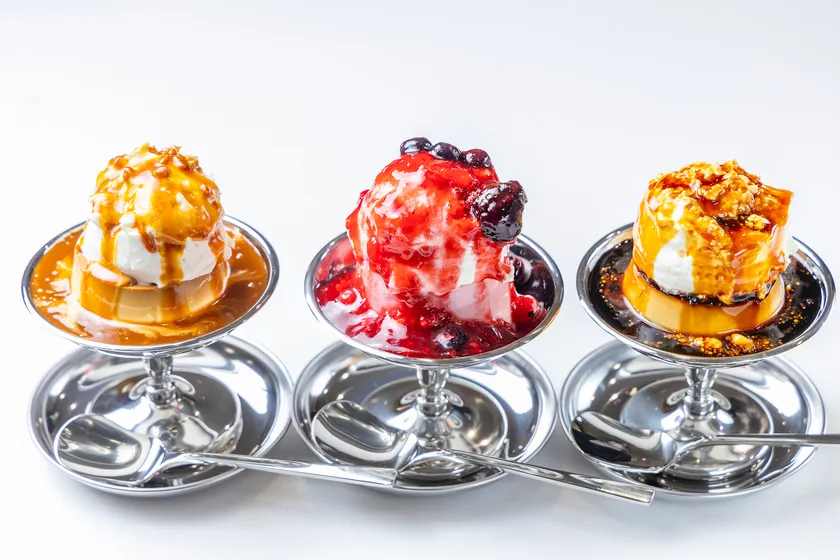 出来立て 皿プリン　左：カラメル 600円、中央：いちご 680円、右：塩キャラメル 680円