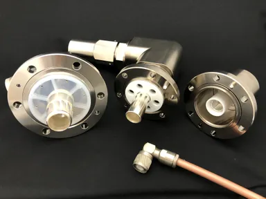 大型高電圧コネクタの一例