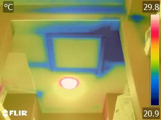 天井点検口が熱橋部となって発生した結露の赤外線画像