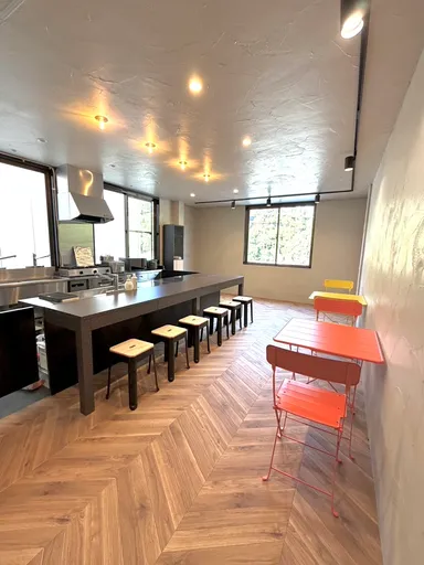 出入口から見た施設内