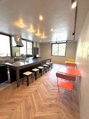 出入口から見た施設内