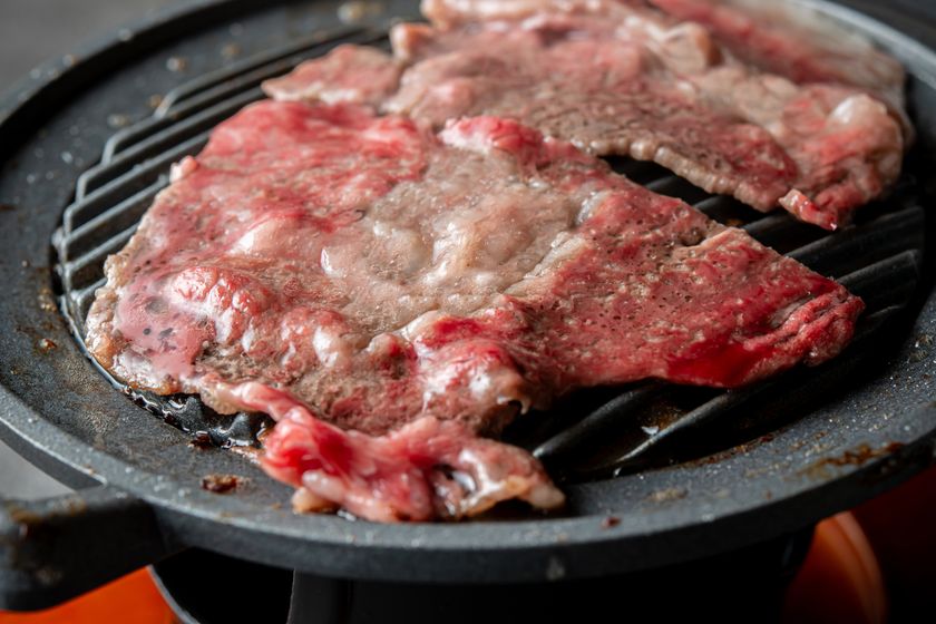 石垣島の冬を救う一皿。
特選石垣牛リブロースの焼きしゃぶを
1～2月限定1089円で提供