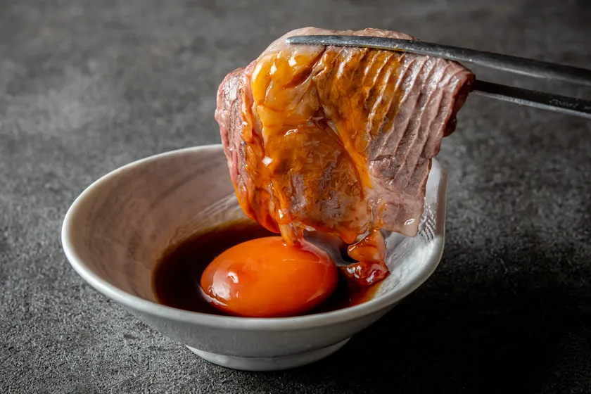 タレと玉子を絡めて