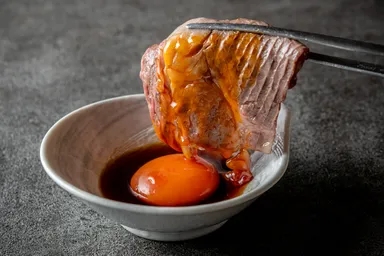 タレと玉子を絡めて