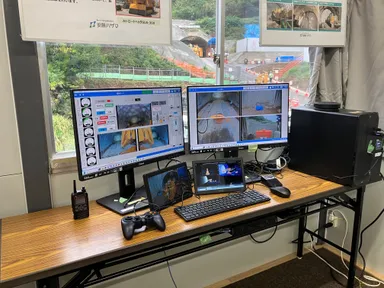 写真7：現場詰所に設置した遠隔操作ブース